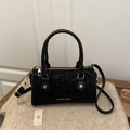 Bolso Boston negro con estampado de leopardo, herrajes dorados y bandolera - Negro