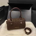 Bolso boston marrón con estampado de leopardo, herrajes dorados y correa ajustable - Marrón