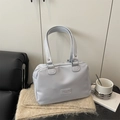 Vintage hellblaue glänzende Boston-Tasche mit Doppelgriffen und Markenlogo aus Metall - Blau