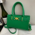 Elegante bolso de mano en cuero verde texturizado con detalles de corazón oro - Verde