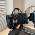 Borsa a tracolla trapuntata nera con tracolla larga a righe e motivo geometrico - Nero
