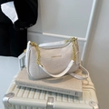 Borsa bianca con motivo a struzzo, catena dorata e tracolla in pelle regolabile - Bianco