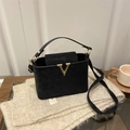 Borsa quadrata minimalista in pelle scamosciata nera con chiusura a V dorata - Nero