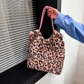 Roze luipaardprint pluche handtas met imitatiebont en roze geweven hengsels voor de winter - Roze