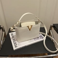 Elegante borsa a secchiello bianca con fibbia a V dorata e trama in ecopelle - Bianco