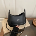Bolso de hombro media luna negro con detalle de lazo plateado y correas anudadas - Negro