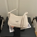 Elegante bolso de media luna crema con lazo plateado y correa de hombro con nudos - Blanco