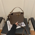 Elegante borsa marrone minimalista con logo a V in metallo dorato e tracolla sottile - Marrone
