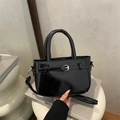 Schwarze Lackleder-Handtasche mit silberner Schnalle und dünnem Umhängeriemen - Schwarz
