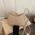 Bolso de hombro beige tipo media luna con lazo de metal plateado y correa con nudos - Caqui