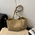 Minimalistische khakifarbene Umhängetasche mit Wellenrand und goldenem M-Anhänger - Khaki
