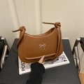 Bolso medialuna retro de cuero marrón con lazo plateado y detalle de correa anudada - Marrón