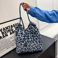 Blauwgrijze luipaardprint imitatiebont draagtas met stevige blauwe gevlochten touwen - Blauw