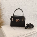 Mini sac Kelly noir en cuir grainé avec fermoir doré et bandoulière en cuir - Noir