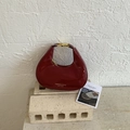 Elegante bolso media luna en charol granate con acabado brillante y hebilla dorada - Rojo