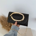Schwarze geprägte Schlangentextur-Umschlagtasche mit luxuriöser goldener C-Schnalle und Kette - Schwarz