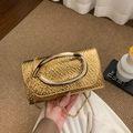 Goldene Abendtasche mit Schlangenmuster, grober Kette und ovalem Metallring-Detail - Gold