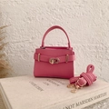Mini sac Kelly en cuir grainé rose fuchsia avec bandoulière et fermoir doré - Rose