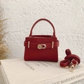 Sac à main chic en cuir rouge grainé avec boucle dorée et bandoulière - Bordeaux