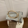 Silberne Abendtasche mit Schlangenprägung, klobigem Goldgriff und Kettenriemen - Silber