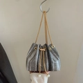 Gewebte Stroh-Beuteltasche in Grau-Weiß mit Goldkette und Perlen-Kordelzug-Detail - Schwarz