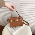 Sac Kelly en cuir litchi marron avec boucle dorée et bandoulière amovible - Marron