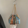 Bunte gewebte Eimertasche mit goldener Kette und Perlen-Kordelzug-Anhängern - Blau