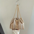 Stroh-Eimertasche in Beige und Braun mit Goldkette und großen Perlen-Anhängern - Khaki