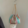 Bunte gewebte Eimertasche mit Streifenmuster, Goldkette und Perlen-Kordelzug-Detail - Rosa