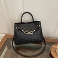 Schwarze gewebte Lederhandtasche mit goldener Knotenschnalle und Umhängegurt - Schwarz