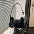 Bolso de hombro minimalista en cuero negro brillante de estilo francés con hebilla metálica - Negro