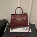 Burgunderfarbene geflochtene Ledertasche mit goldener Kettenschnalle und Schultergurt - Rot