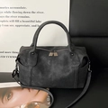 Borsa a mano minimalista in pelle scamosciata grigio scuro con doppi manici e tracolla - Nero