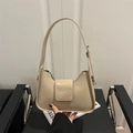 Chique beige halfmaan schoudertas van PU-leer met magnetische flap en ritssluiting - Khaki