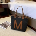 Große schwarze Canvas-Tasche mit braunem Leder-M-Buchstaben und Knotengriffen - Schwarz