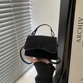 Mini borsa vintage nera opaca con manico rotondo e tracolla sottile regolabile - Nero