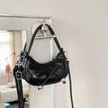 Bolso medialuna negro brillante con lazo y colgantes de bolas metálicas plateadas - Negro