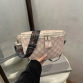 Bolso bandolera rosa de media luna con letras M y correa étnica de colores - Rosa