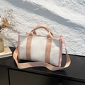 Bolso tote minimalista de lona con detalles rosas sobre un elegante escritorio de madera - Rosa