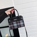 Bolso de mano cuadrado pequeño de cuadros azules y negros con cierre giratorio plateado - Negro