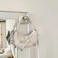 Elegante bolso de media luna blanco crema con lazo ajustable y detalles metálicos plateados - Blanco