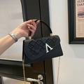 Sac à main noir brodé avec fermoir en V doré et une bandoulière chaîne raffinée - Noir