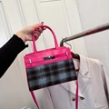 Bolso pequeño cuadrado elegante de cuero rojo rosa y lana a cuadros con cierre giratorio - Rosa Rojo