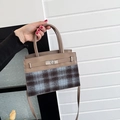 Bolso Kelly de cuero marrón y cuadros azules con cierre giratorio de metal plateado - Caqui