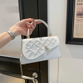 Sac bandoulière en similicuir blanc avec broderie matelassée et fermoir en V doré - Blanc