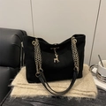 Minimalistische schwarze Wildleder-Einkaufstasche mit goldenen Ketten und Hirschanhänger - Schwarz