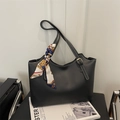 Borsa tote nera con cuciture a contrasto bianche e sciarpa di seta vintage decorativa - Nero