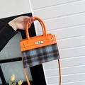 Sac à main en cuir orange et carreaux gris avec fermoir argenté et bandoulière amovible - Orange