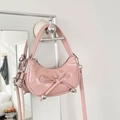 Bolso medialuna rosa con lazo y esferas plateadas con acabado brillante - Rosa