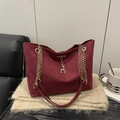 Vintage bordeauxrote Wildleder-Einkaufstasche mit Goldketten und Hirsch-Anhänger - Rot